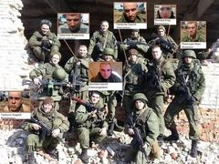 Fotografie, na níž jsou podle dostupných informací označeni ruští výsadkáři, které armáda zajala na východě Ukrajiny.
