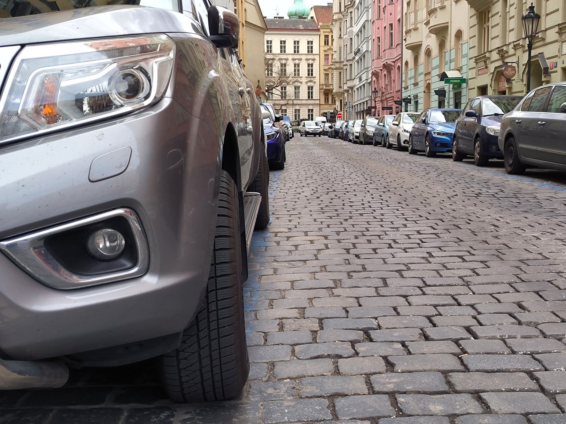 Parkování v Praze 1, šířka parkovacích míst, příliš široká auta