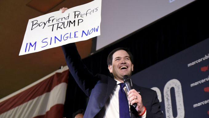 "Přítel upřednostňuje Trumpa, nyní jsem single." Marco Rubio drží plakát jedné ze svých fanynek.