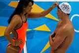 Mexická plavkyně Maria Fernandez Gonzalez si pěkně popovídala s americkou megahvězdou Ryanem Lochtem.
