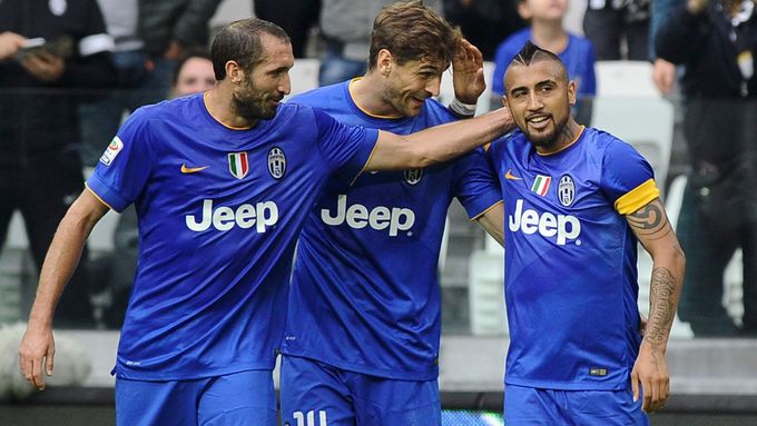 Arturo Vidal, Giorgio Chiellini a Fernando Llorente slaví branku Juventusu