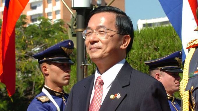 Tchaj-wanský prezident Čen Šuej-pien během návštěvy Paraguaye. USA prezidentovi odmítly povolit mezipřistání v New Yorku.