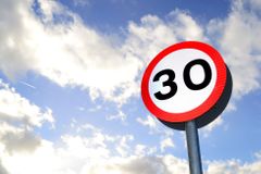 Snížit rychlost na 30 km/h jako v Paříži? Následovala by defenestrace, míní primátor