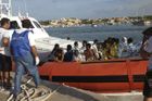 Loď s uprchlíky měla problém. Zachráněno 800 lidí