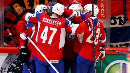 Hokejisté Norska se radují z gólu do sítě Běloruska na MS v hokeji 2013