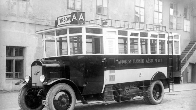 Obrazem: 90 let autobusů v Praze. Čím vším se jezdilo?