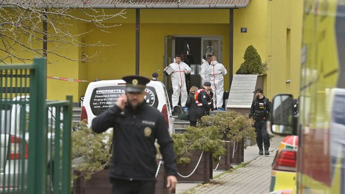 Policisté před budovou Středního odborného učiliště Ohradní v Praze 4, kde útočník s mačetou smrtelně zranil učitele.