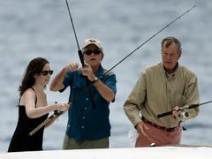 Prezident USA George Bush se o rizicích dozvěděl v Kennebunkportu (stát Maine), kde s dcerou Barbarou a otcem rybařil.