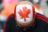 To není helma skeletonisty, nýbrž pomalovaná hlava fanouška hráček Kanady.