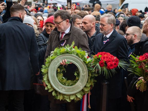 Střípky z oslav 17. listopadu na Národní třídě. Květiny k pietnímu místu přišli položit zástupci končící vlády i představitelé hnutí ANO či Motoristů sobě. SPD chybělo.