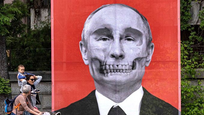 Obrovský transparent s Putinovou lebkou visící na historickém muzeu před ruskou ambasádou. Riga, Lotyšsko.