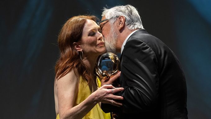 Prezident festivalu Jiří Bartoška předává cenu Julianne Mooreové.