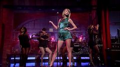 Taylor Swift zazpívala song Welcome to New York v ow Davida Lettermana.