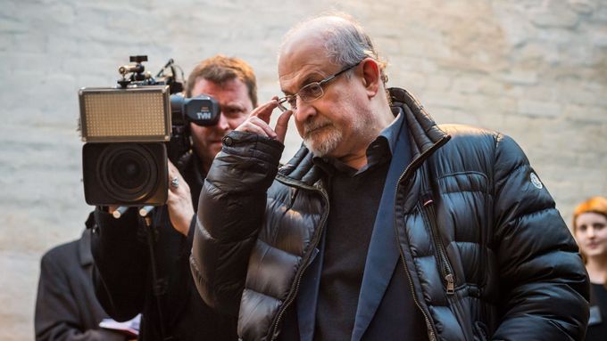 V šestici finalistů je Salman Rushdie (na předloňském snímku z Lübecku).