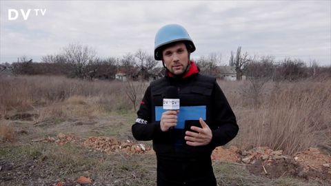 Střelba, zničené domy i místní hledající nevybuchlé granáty. DVTV točí válku na východě Ukrajiny