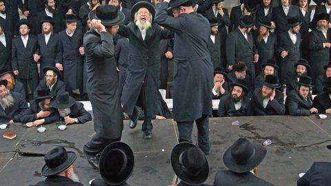 VIDEO: Když rabín tančí na stole: Proslulá chasidská dynastie si připomíná svého zakladatele