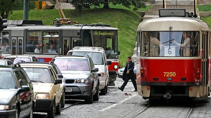 Trpělivostí se musí obrnit také cestující v tramvajích. Dokud se nerozjede kolona aut, nejezdí ani tramvaje.