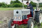 Na tomto snímku zkouší Herbert Diess prototyp elektrického traktoru pro Afriku. Jen necelý rok předtím, než byl oznámen jeho překvapivý konec v čele koncernu.