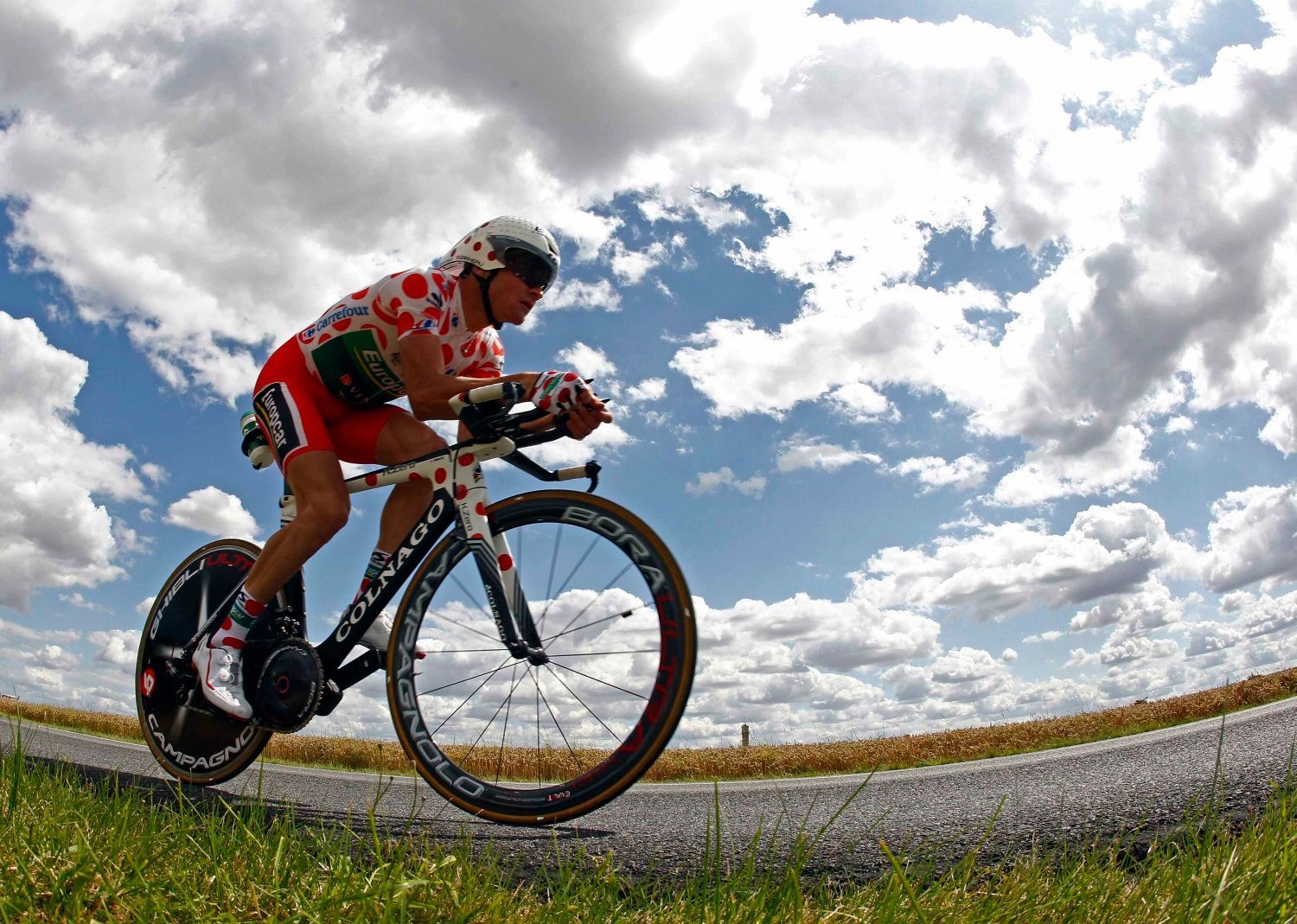 Francouzský cyklista Thomas Voeckler ze stáje Europcar jede 19. etapu Tour de France 2012.