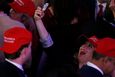 Trumpovi příznivci se radují z volebních výsledků na shromáždění v New Yorku.