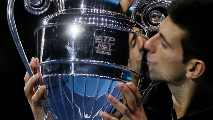 Takhle Novak Djokovič slavil s trofejí pro muže, který přezimuje v žebříčku na prvním místě a pomohl mu k tomu Tomáš Berdych. Podívejte se do naší galerie.