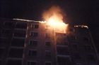 V Plzni v noci hořel byt v paneláku, 40 lidí museli hasiči evakuovat. Škoda přesáhla milion korun