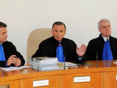 Soudce Nejvyššího soudu Petr Hrachovec (uprostřed)