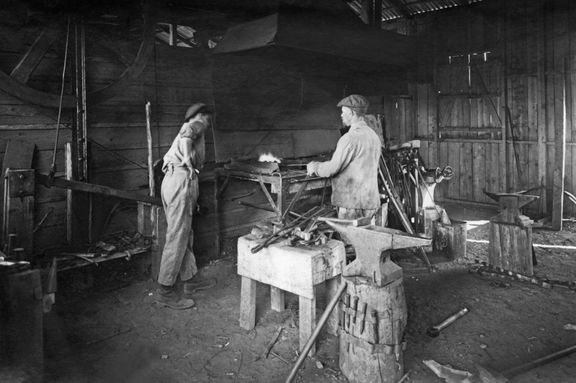 Na ilustračním snímku je kovárna v kibucu nedaleko Jaffy, 1930.