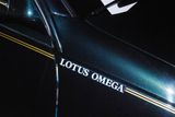 Lotus Omega, ač vypadá skoro stejně jako obyčejný Opel Omega, držel skoro deset let titul nejrychlejšího sedanu světa. Jezdí 290 km/hod