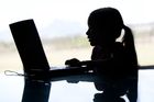 Muž podle policie sedm let obtěžoval po internetu školačky, může dostat 12 let vězení