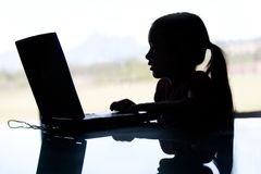 Muž podle policie sedm let obtěžoval po internetu školačky, může dostat 12 let vězení