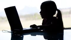 dítě počítač internet kriminalita pedofilie ilustrační foto