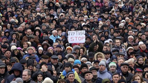 Nedělní demonstrace proti Putinovi na kyjevském Majdanu.