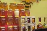 Na popiscích medu, které jsou v tomto případě na víčku, musí být označen producent, datum minimální trvanlivosti, čistá hmotnost potraviny, výrobce, podmínky pro skladování a země původu.