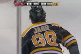 A v čase 1:16 se zaplněná bostonská aréna dočkala - Jaromír Jágr poprvé vstoupil na její led v dresu Bostonu Bruins.