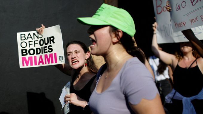 Aktivistky demostrují na Floridě proti konci federálního práva na potrat, snímek z 24. června 2022.