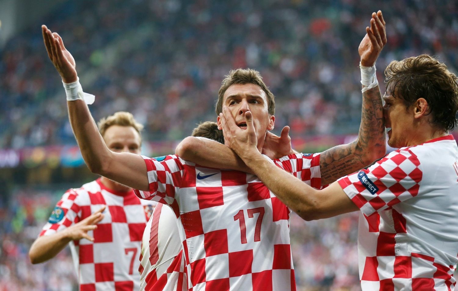 Mario Mandžukič se raduje z gólu v utkání Chorvatska s Itálií ve skupině C na Euru 2012