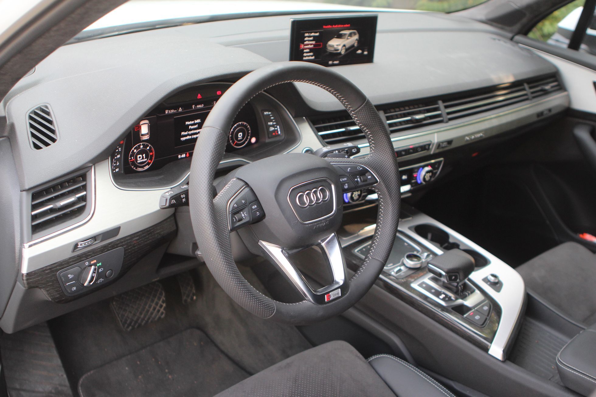 Audi Q7 - palubní deska