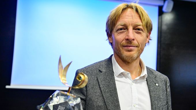 Podnikatel Karel Janeček ukazuje novou sošku pro vítěze.