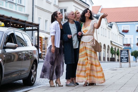 Hana Vagnerová, Judit Pecháček, Zuzana Bydžovská a Alžbeta Zea Ferencová v nové komedii Pod parou.