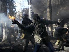 Maskovaní radikálové v Kyjevě.