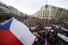 Foto: Tisícové demonstrace v Praze. Zpívající Okamura, křižáci i lidé dobré vůle