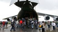 Každý se chtěl podívat do otevřené tlamy An-124 Ruslanu. Celé dopoledne bylo kolem něj plno návštěvníků, i když stál na vzdáleném konci pojezdové dráhy.