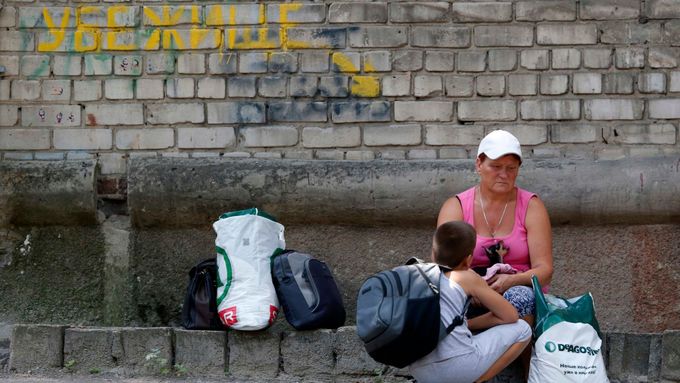 Z Donbasu už utekly statisíce lidí. Těch, kteří si to mohli dovolit. Ostatní zůstávají.