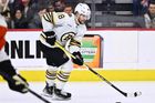 "Strašně moc ho chtějí." Týmy NHL volají Bostonu kvůli Čechovi, může ale přijít zvrat