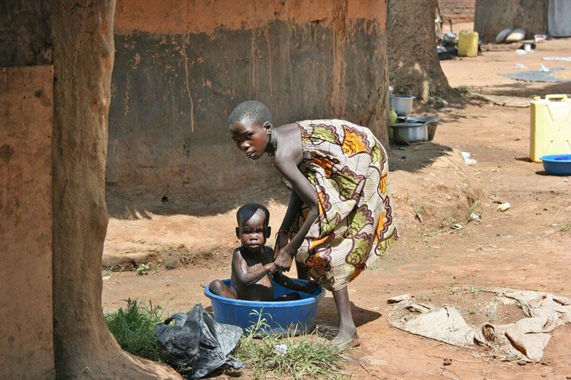 Uganda - Holčička myje brášku