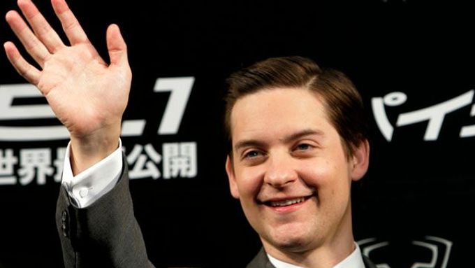 Takhle mává Spiderman na tokijské premiéře třetího pokračování filmu o pavoučím muži v roce 2007. Letos v červnu Tobey Maguire slaví padesátiny.