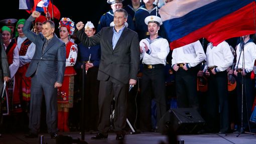 Oslavy výsledků referenda na Krymu. Na Leninově náměstí v Simferopolu zazněla mimo jiné i ruská hymna. Chybět nemohl ani krymský premiér Sergej Aksjonov. (16. března 2014
