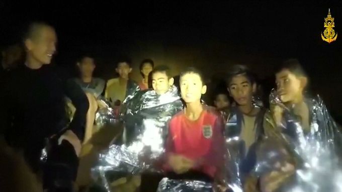 Uvěznění thajští chlapci v jeskyni.