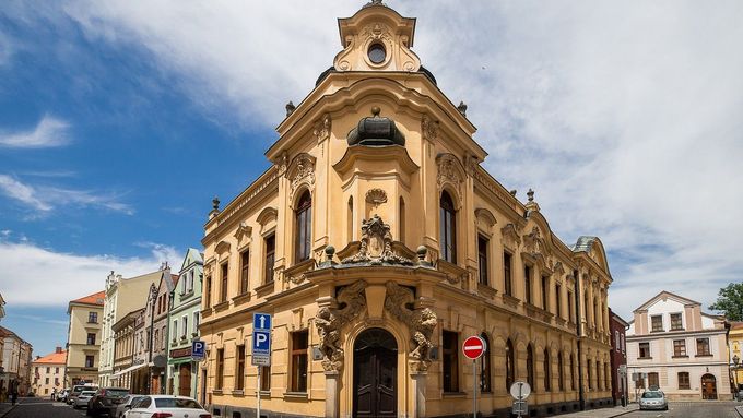 V královéhradecké Tomkově ulici archeologové objevili dřevěný chodník ze 13. století.